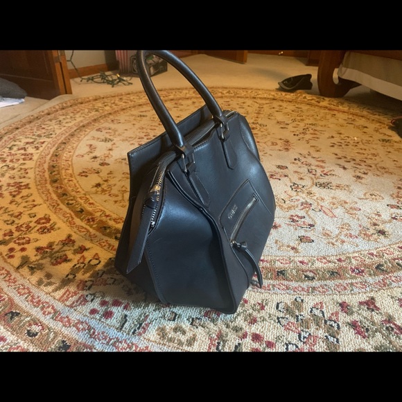 ❗️FREE w/ $50 purchase ❗️GUESS Women's Mill Creek Satchel - Picture 4 of 12